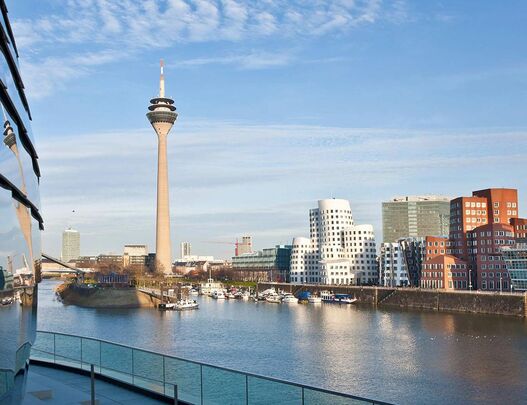 Rheinturm und Gehry-Bauten im Düsseldorfer Medienhafen