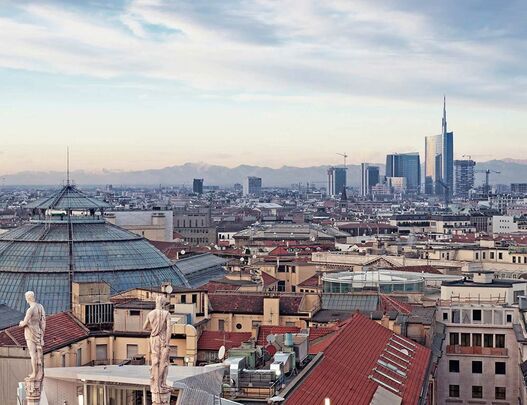 Blick vom Mailänder Dom über die Kuppel der Galleria auf die Skyline von Porta Nuova