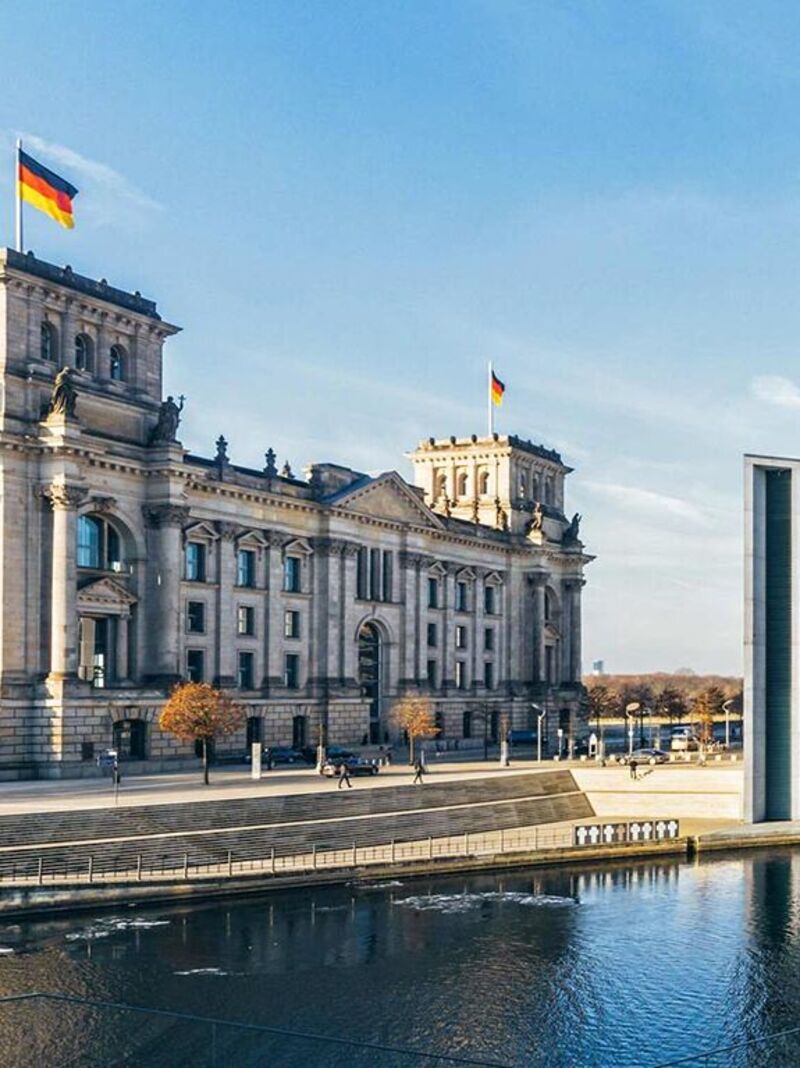 Reichstagsgebäude und Regierungsviertel an der Spree in Berlin