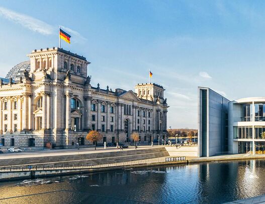 Reichstagsgebäude und Regierungsviertel an der Spree in Berlin