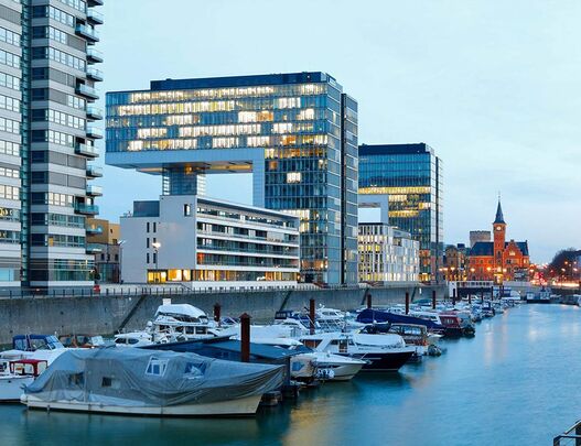 Kranhäuser und Yachthafen im Kölner Rheinauhafen in der Abenddämmerung