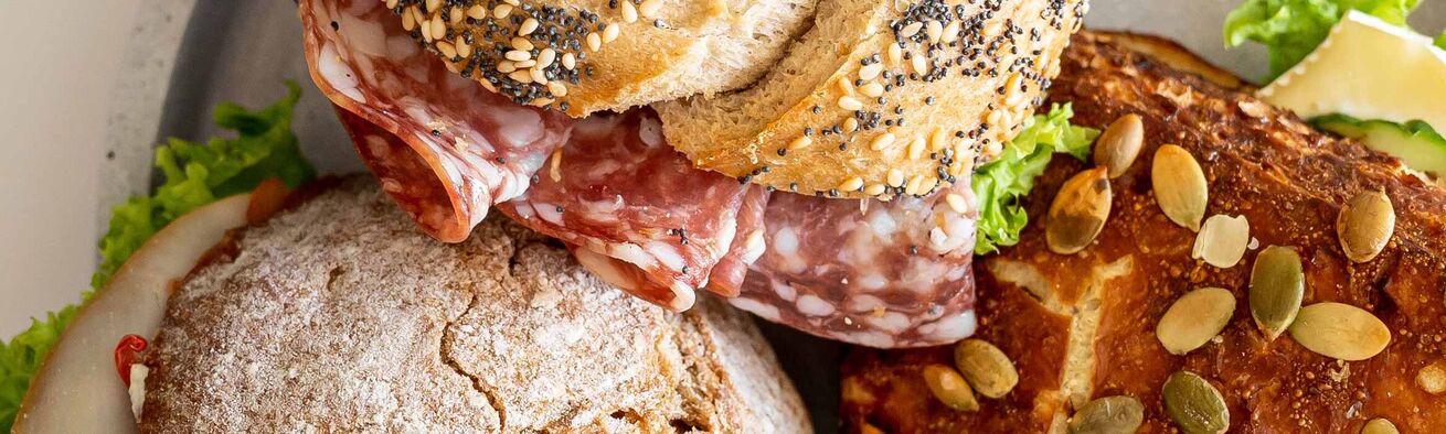 Catering-Platte mit Brot, Aufschnitt und Kürbiskernen