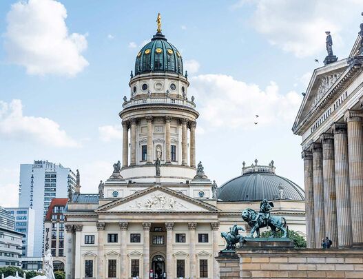 Gendarmenmarkt mit Dom und Konzerthaus in Berlin Mitte