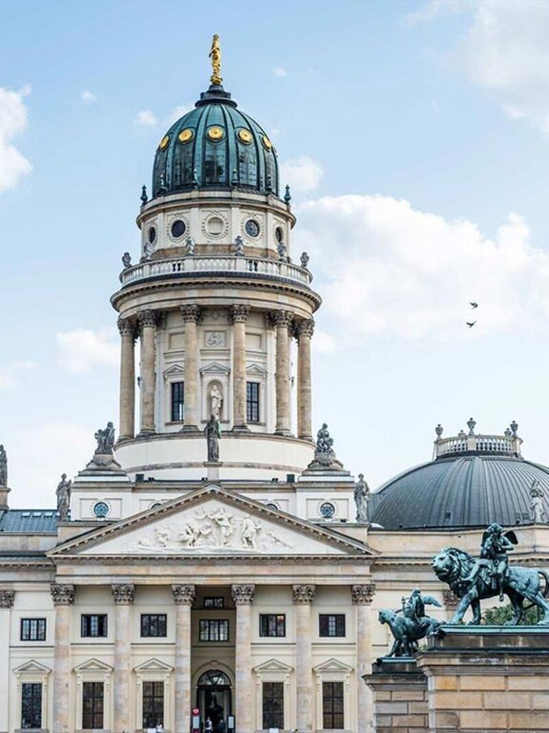 Gendarmenmarkt mit Dom und Konzerthaus in Berlin Mitte