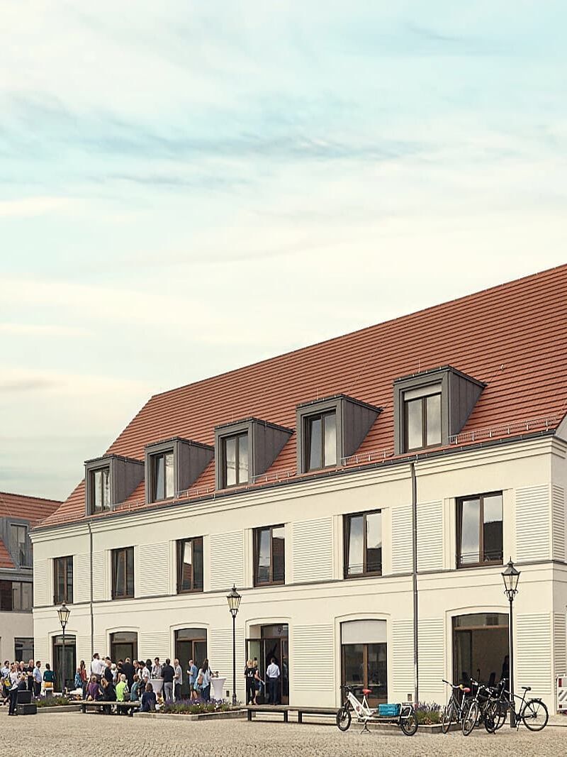 Historisches Haus am Platz mit rotem Ziegeldach, Standort des Office Club Potsdam