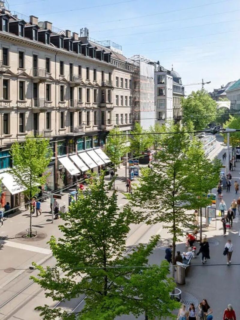 Blick von oben auf die belebte Bahnhofstrasse in Zürich