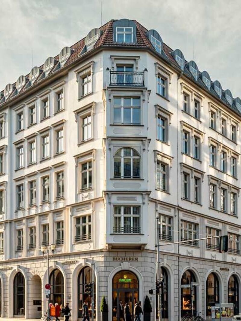 Historisches Eckgebäude mit Geschäften im Erdgeschoss