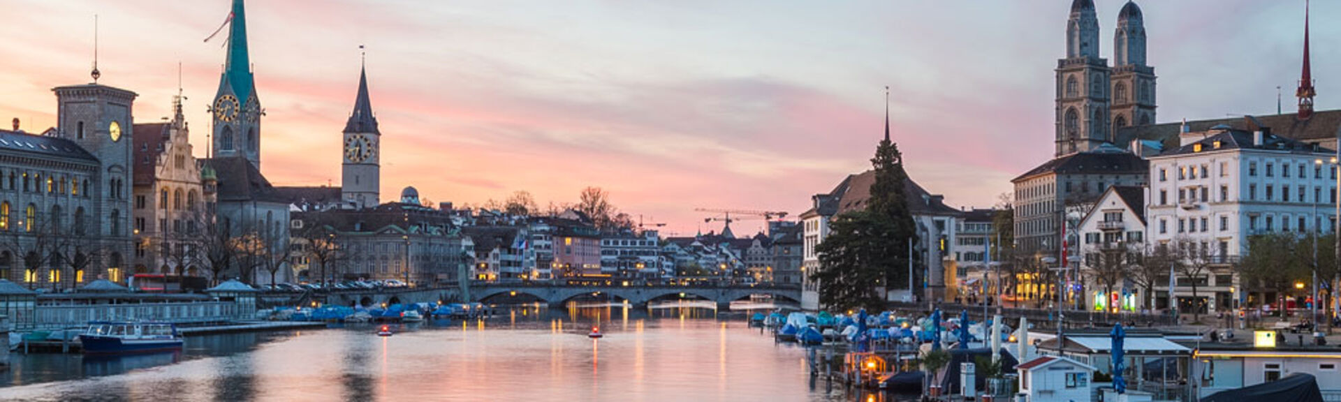 Limmat mit Fraumünster und Grossmünster im Abendlicht in Zürich