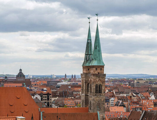 Kirchtürme über den roten Dächern der Nürnberger Altstadt