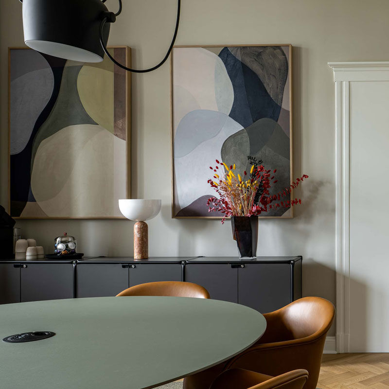 Besprechungsraum mit Wandbild, Sideboard und Blumen im Office Club