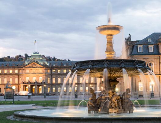 Brunnen auf dem Stuttgarter Schlossplatz vor dem Neuen Schloss in der Abenddämmerung