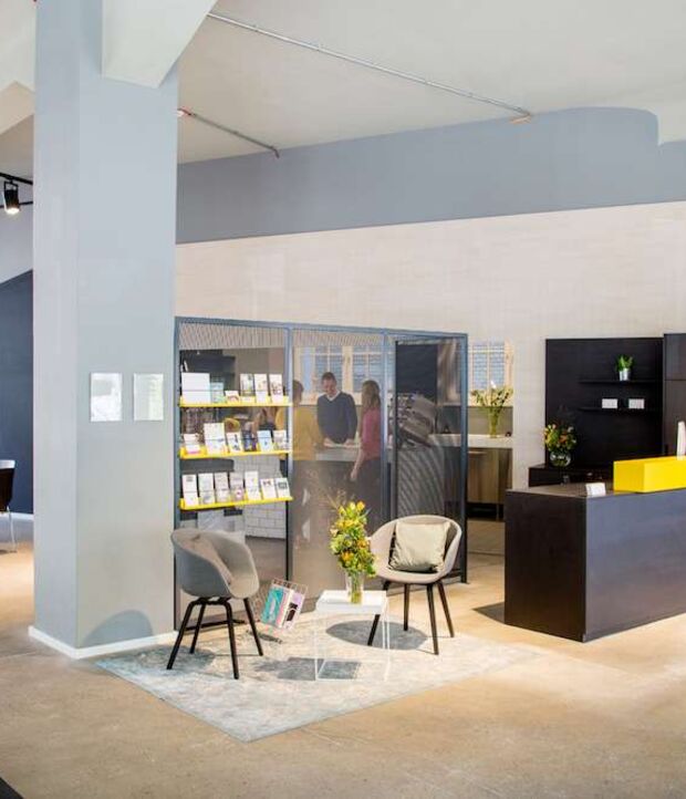 Empfangsbereich mit Regalen und Lounge-Sesseln im Office Club Berlin