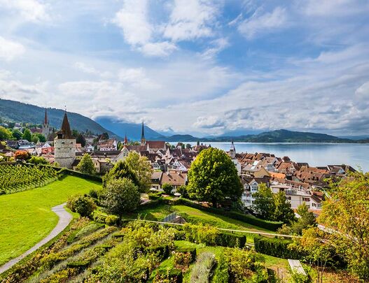 Zuger Altstadt am Zugersee mit Bergpanorama