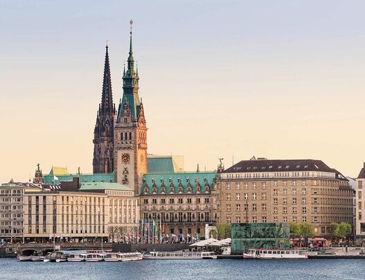 Hamburger Rathaus am Ufer der Binnenalster in der Abendsonne