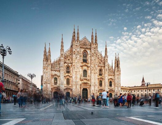 Der Mailänder Dom auf der belebten Piazza del Duomo