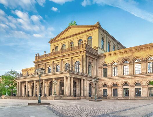 Opernhaus Hannover unter blauem Himmel