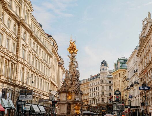 Pestsäule am Wiener Graben mit historischen Prachtbauten