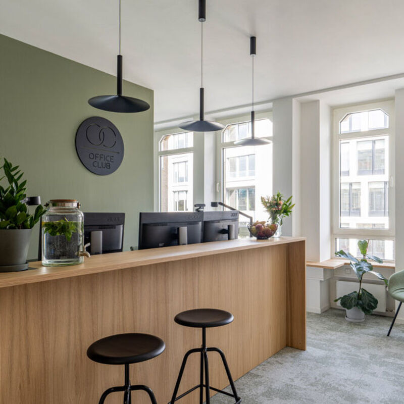 Empfang mit Holztheke, Barhockern und Pflanzen im Office Club Köln Hohenzollernring