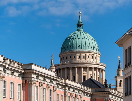 Nikolaikirche mit grüner Kuppel neben dem Potsdamer Landtag