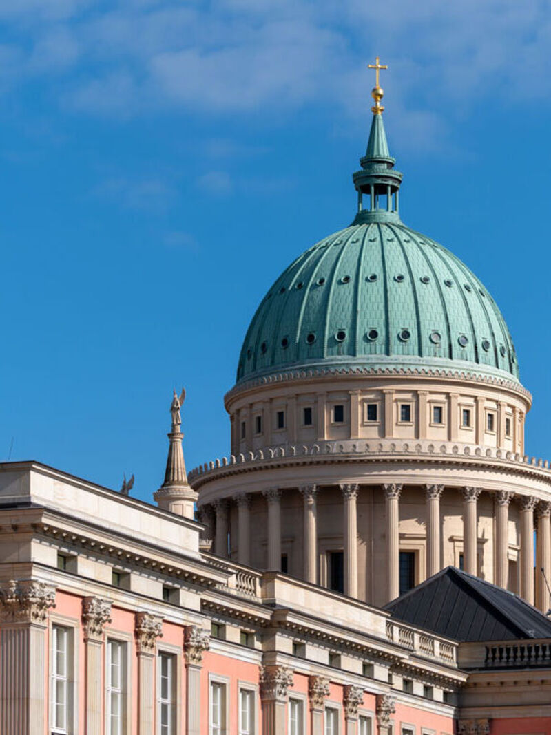 Nikolaikirche mit grüner Kuppel neben dem Potsdamer Landtag