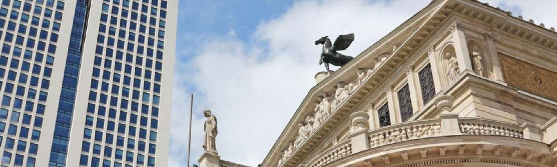Alte Oper Frankfurt mit dem Opernturm im Hintergrund