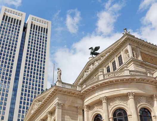 Alte Oper Frankfurt mit dem Opernturm im Hintergrund