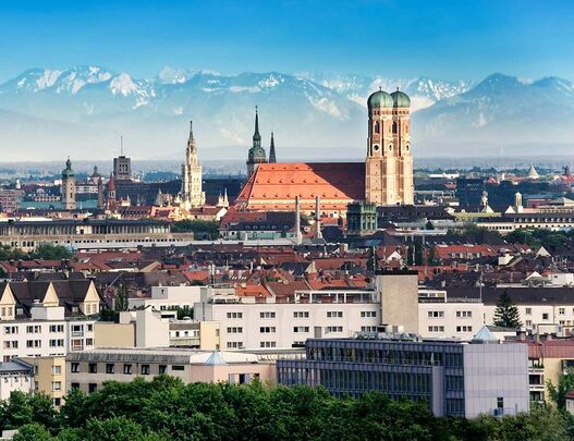 Münchner Altstadt mit der Frauenkirche vor Alpenpanorama