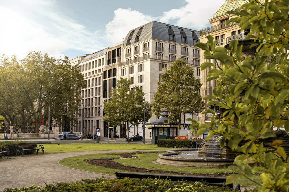 Grünanlage an der Königsallee vor eleganten Geschäftshäusern in Düsseldorf