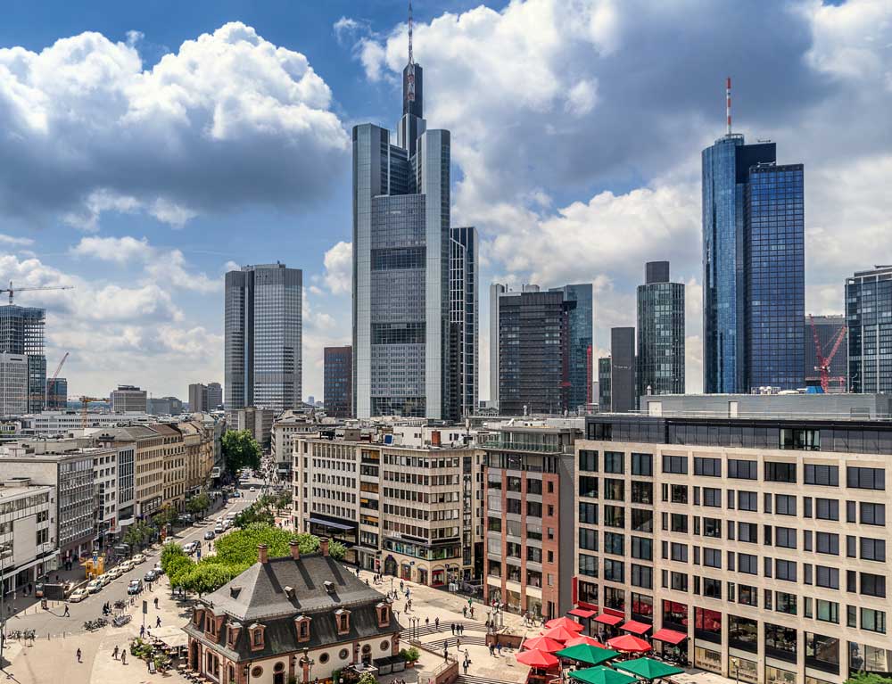 Skyline von Frankfurt am Main mit Wolkenkratzern des Bankenviertels und Blick auf die Innenstadt.