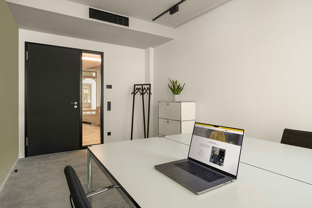 Tagesbüro mit Schreibtisch, Laptop und Garderobe im Office Club Frankfurt