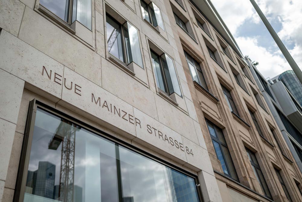 Hausfassade mit dem Schriftzug „Neue Mainzer Straße“ in Frankfurt