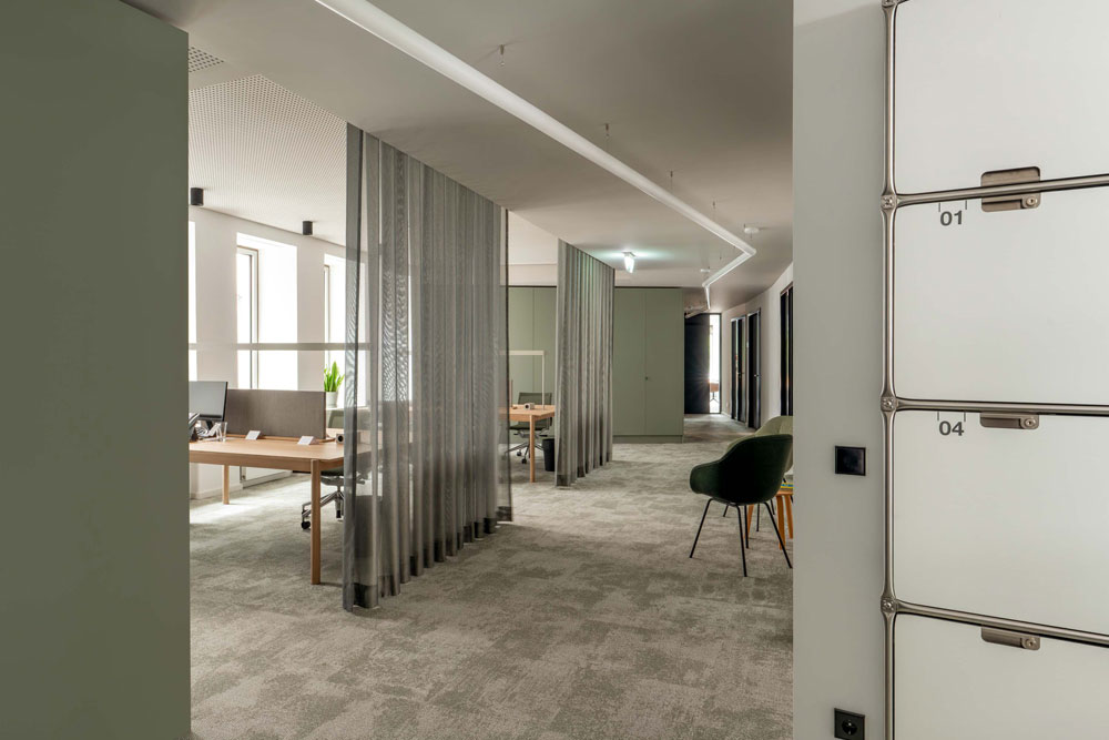 Flexible Arbeitsplätze mit Vorhängen und Schließfächern im Office Club Frankfurt Alte Oper