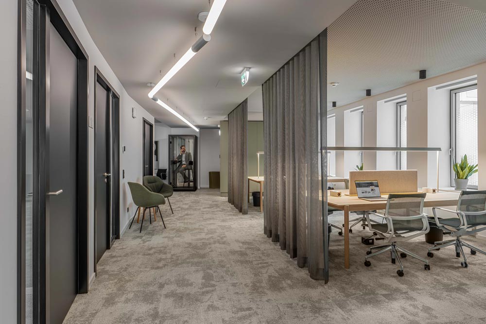 Flexible Arbeitsplätze hinter Vorhängen im Office Club Frankfurt Goethestraße