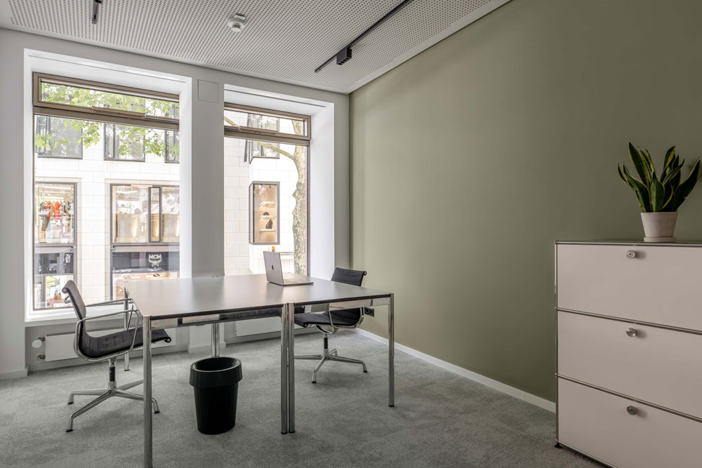 Büro mit Schreibtisch, Bürostühlen und Fenstern im Office Club Frankfurt Alte Oper