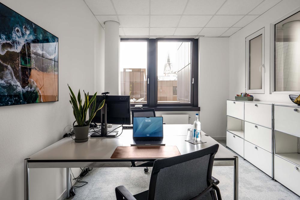 Tagesbüro mit Schreibtisch, Monitor, Laptop und Sideboard im Office Club Hannover