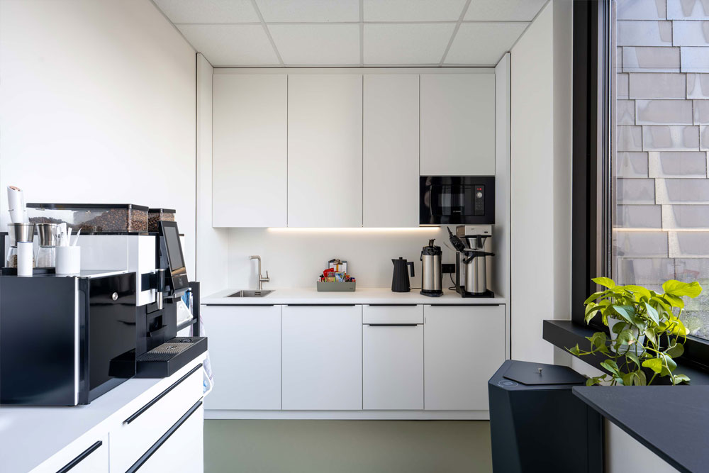 Weiße Küchenzeile mit Kaffeemaschine im Office Club Hannover