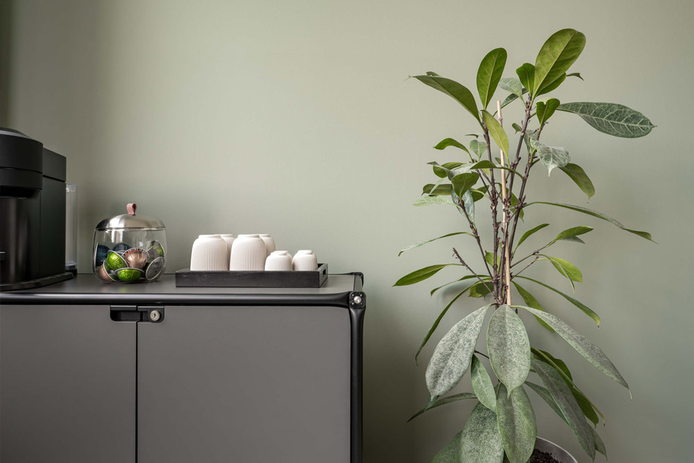 Sideboard mit Kaffeemaschine, Tassen und Pflanze im Konferenzbereich des Office Club Hannover