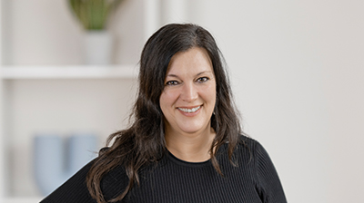 Porträt von Stephanie Mitsos, Workspace Managerin im Office Club Köln