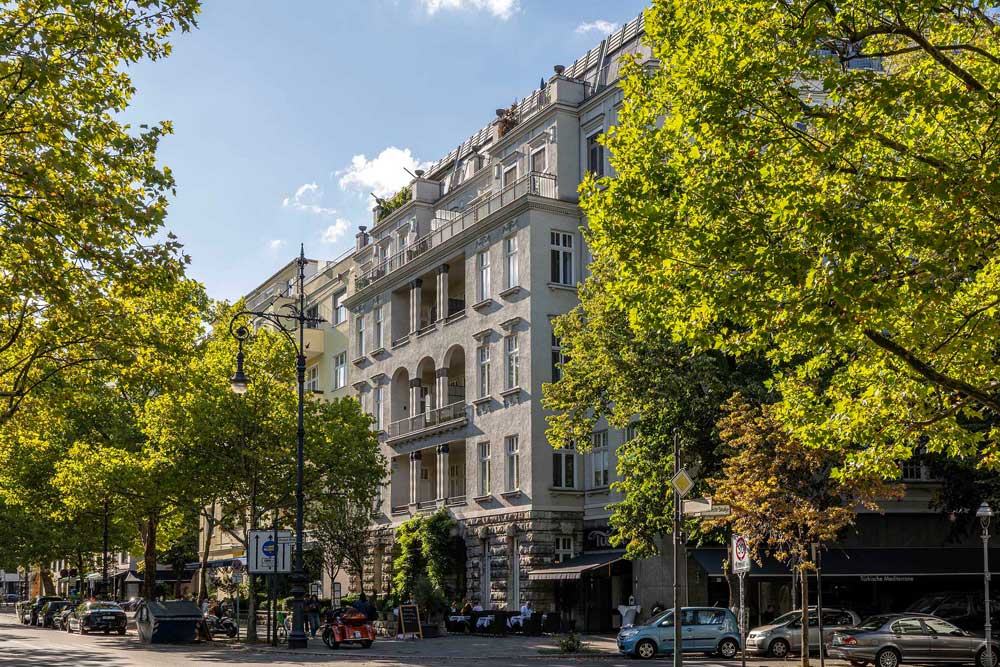 Historischer Altbau des Office Club am baumbestandenen Kurfürstendamm in Berlin