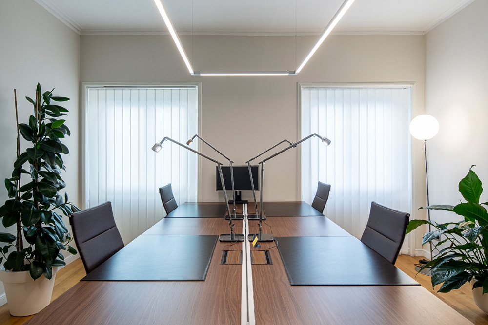Büro auf Zeit mit langem Tisch, schwarzen Stühlen und Pflanzen im Office Club Mailand Monte Napoleone