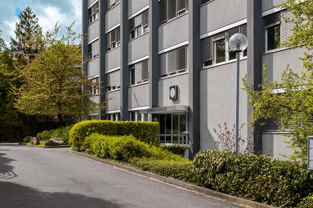 Bürogebäude mit Hecken und Bäumen, Standort des Office Club Nürnberg