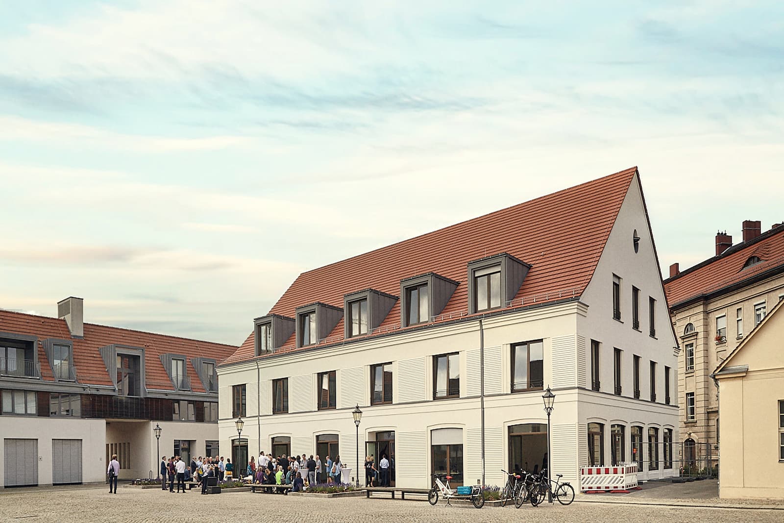 Historisches Haus am Platz mit rotem Ziegeldach, Standort des Office Club Potsdam