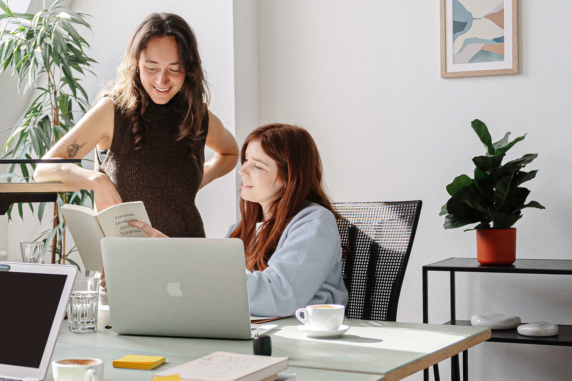 Zwei Frauen arbeiten gemeinsam am Laptop im Office Club Potsdam