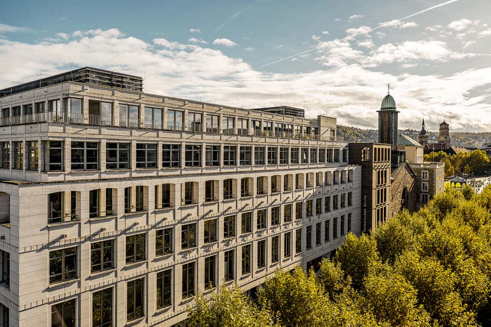 Geschäftshaus mit heller Natursteinfassade an der Königstraße, Standort des Office Club Stuttgart