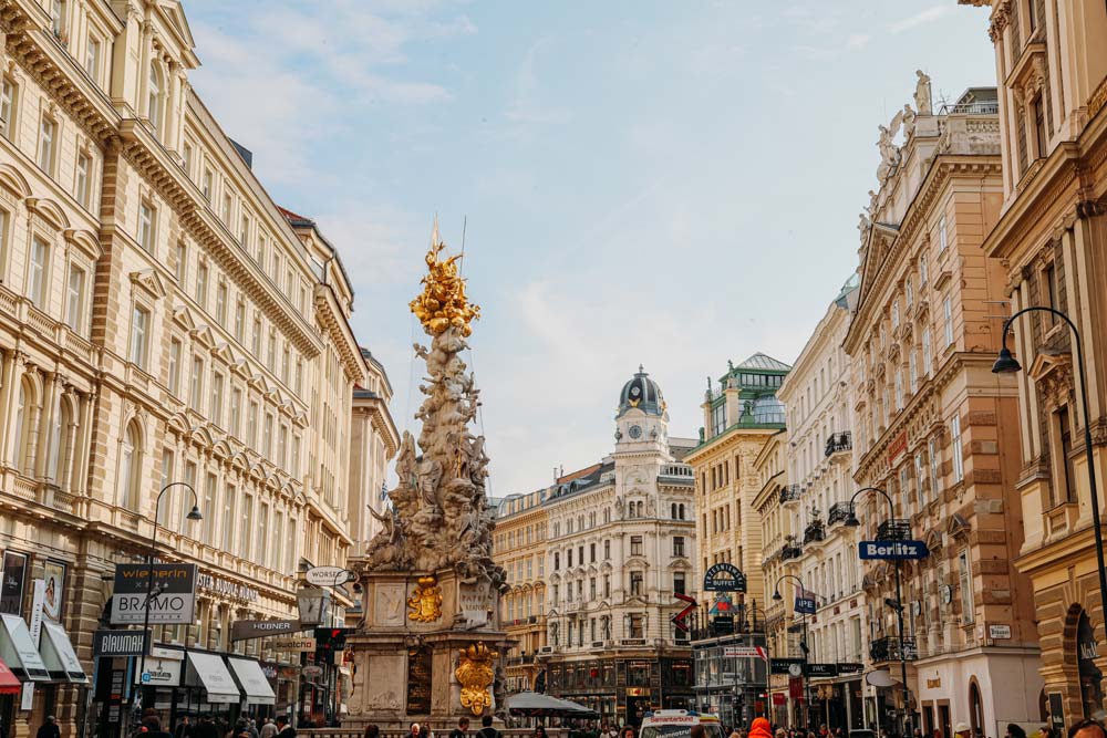 Der Wiener Graben mit Pestsäule und historischen Geschäftshäusern