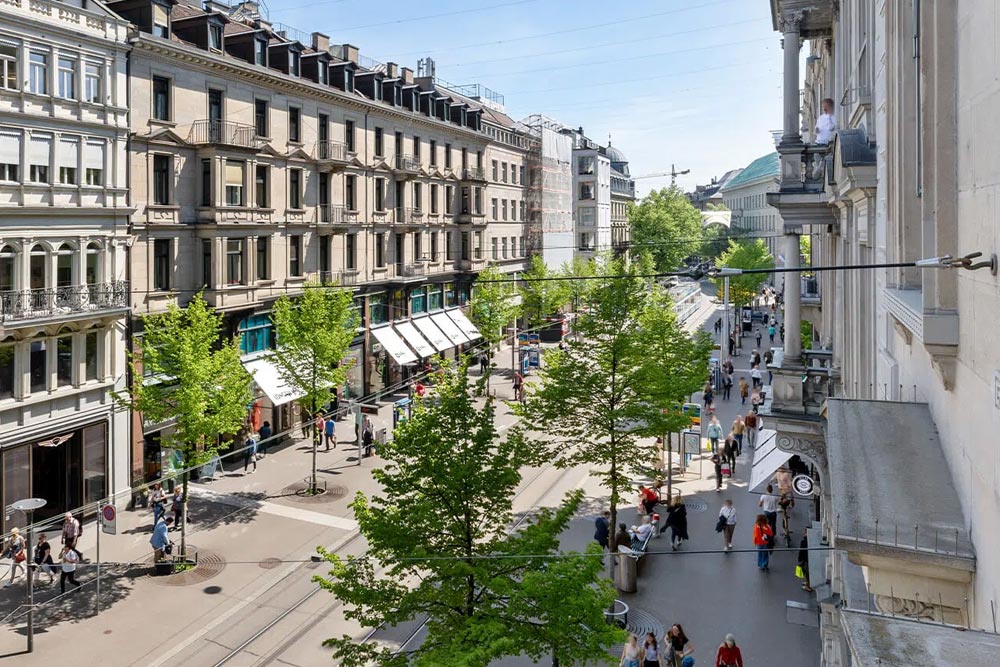 Blick von oben auf die belebte Bahnhofstrasse in Zürich