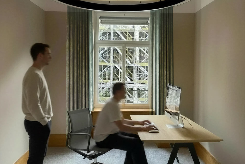 Zwei Personen im Büro mit Schreibtisch und verziertem Fenstergitter im Office Club Zürich