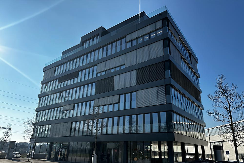Modernes Bürogebäude mit Glasfassade, Standort des Office Club Zug