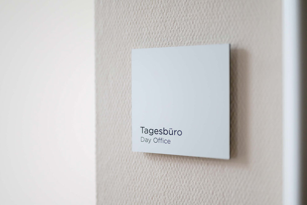 Türschild mit der Aufschrift „Tagesbüro – Day Office“ im Office Club Berlin