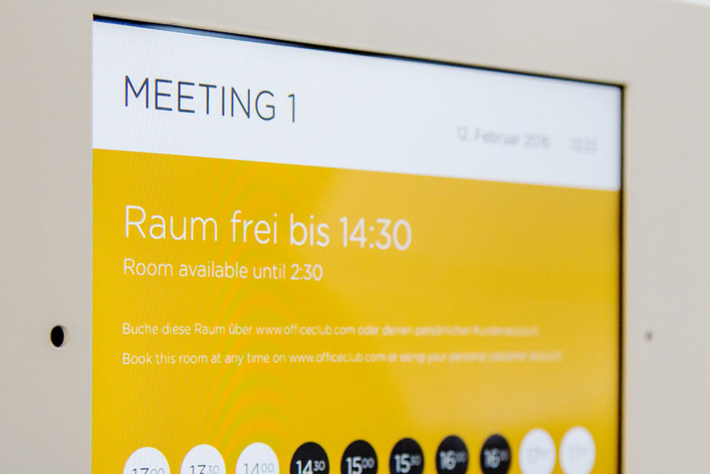 Raumbuchungsdisplay mit der Anzeige „Meeting 1 – Raum frei bis 14:30“